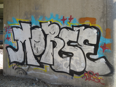 829535 Afbeelding van graffiti met o.a. de tekst MORSE , op een pijler onder het viaduct van de A27 over de Bastionweg ...